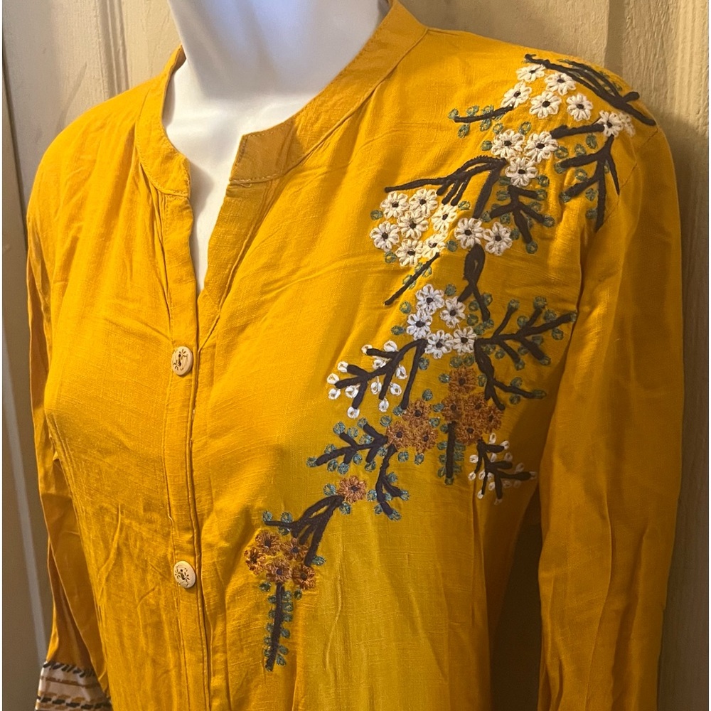 Women’s tunic XL fits like a Medium mustard colored tunic with floral accents